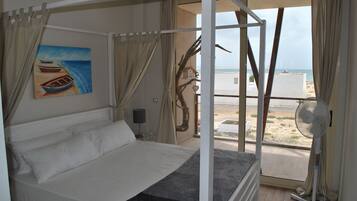 LyxlÀgenhet - 2 sovrum - havsutsikt | 1 sovrum, vÀrdeförvaringsskÄp pÄ rummet och strykjÀrn/strykbrÀda