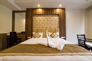 Executive Room | Premium bedding, minibar, in-room safe, desk - La Savanna (Ramnagar)