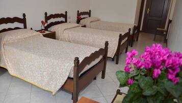 Deluxe-Dreibettzimmer, Balkon | Hochwertige Bettwaren, Schreibtisch, laptopgeeigneter Arbeitsplatz