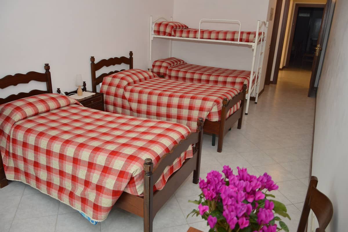 Hochwertige Bettwaren, Schreibtisch, laptopgeeigneter Arbeitsplatz