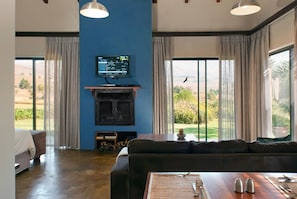 Loft superluxo, 1 quarto, banheira de imersão | Roupas de cama premium, cofres nos quartos, individualmente decorados