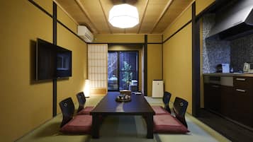 Private Vacation Home | Living area | Flat-screen TV