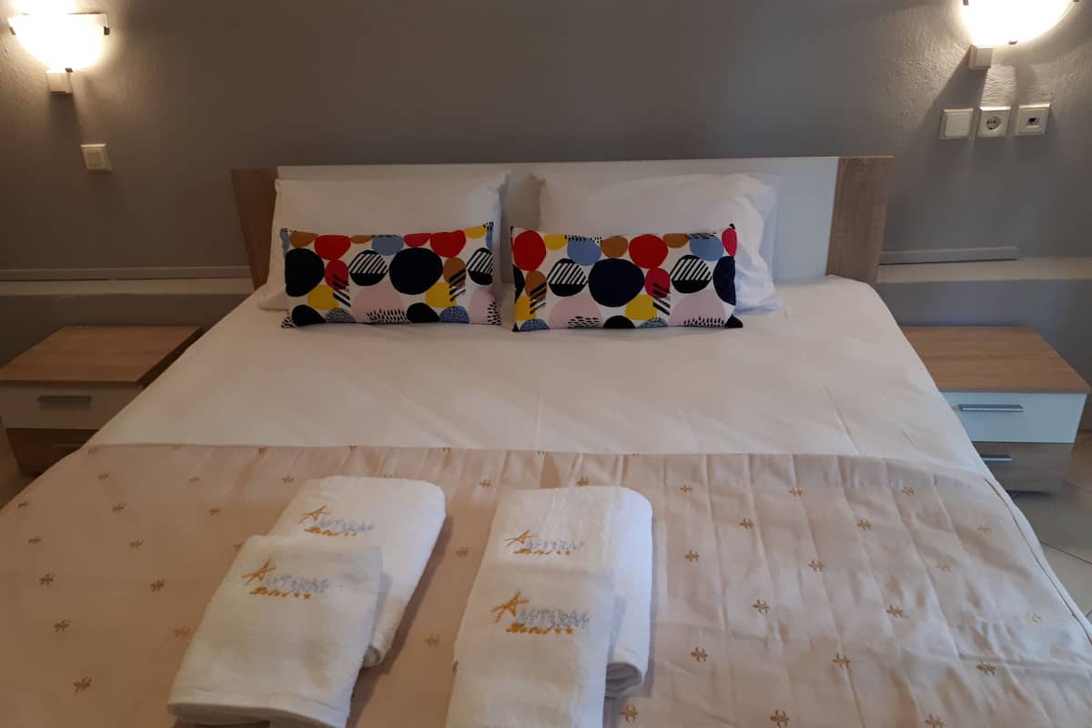 Comfort Studio, 1 King Bed, Garden View