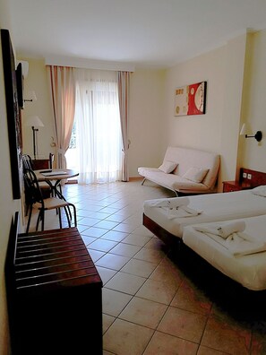 Habitació triple superior | Caixa forta a l'habitació, wifi gratuïta i roba de llit 