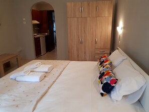Comfort studio, 1 kingsize bed, uitzicht op tuin | Privékitchenette | Een koelkast, een kookplaat, een waterkoker, kookgerei, borden en bestek