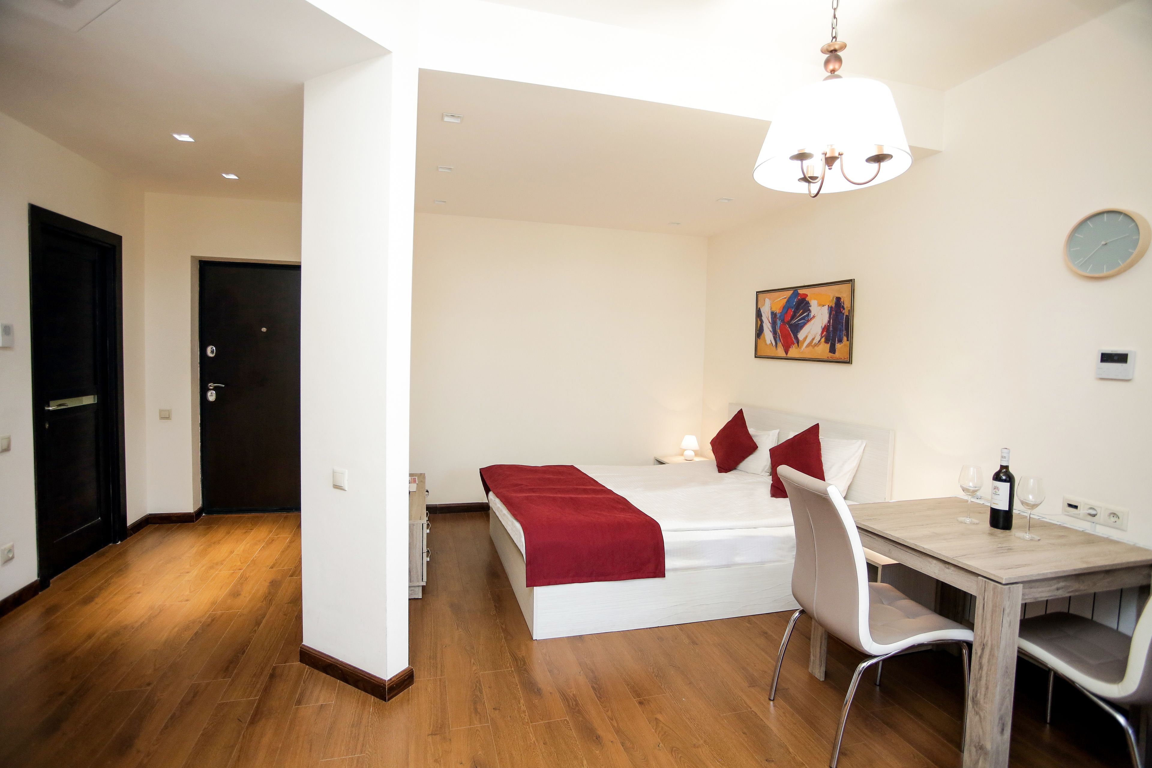 Un dormitorio con una cama, una mesa de comedor y una silla.
