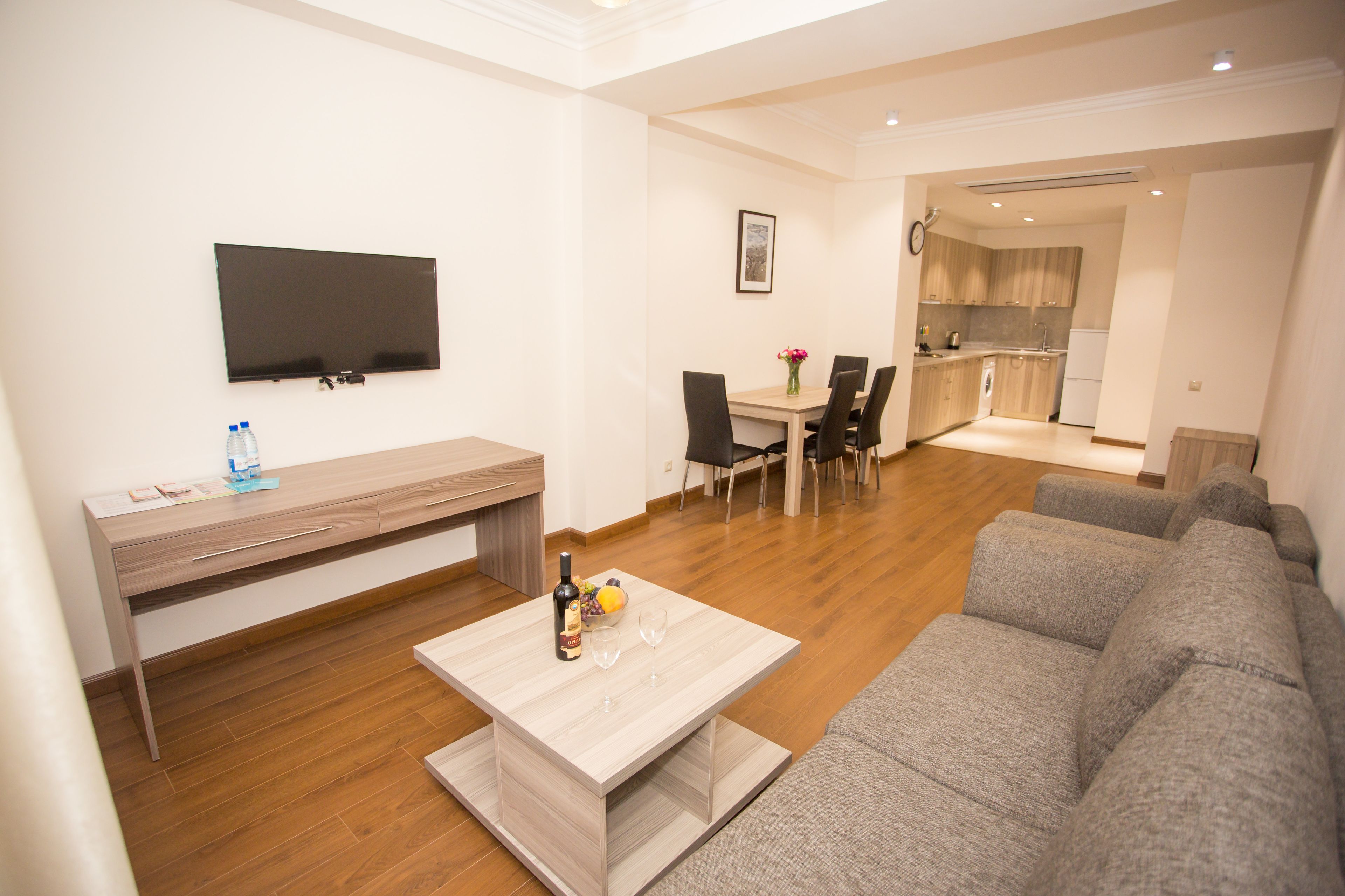 Appartement Deluxe, 1 chambre | Salle de séjour | Télévision