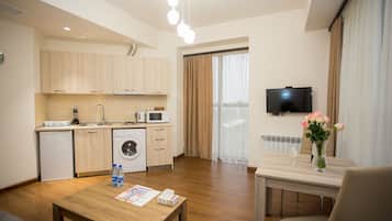 Apartment, 1 Bedroom | Soundproofing, free wired internet