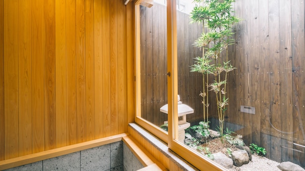 Un interior de madera con ventana que da a un jardín.
