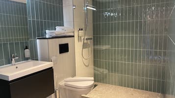 Douche, articles de toilette griffés, séchoir à cheveux