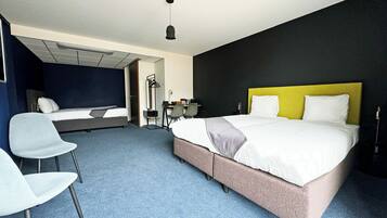 Habitació quàdruple Deluxe, edifici annex | Matalassos amb encoixinament addicional i minibar