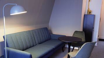 Superior Double Room, Sofa bed (Annex Building) | Coin séjour | Télévision à écran plat de 38 pouces avec chaßnes par cùble, télévision