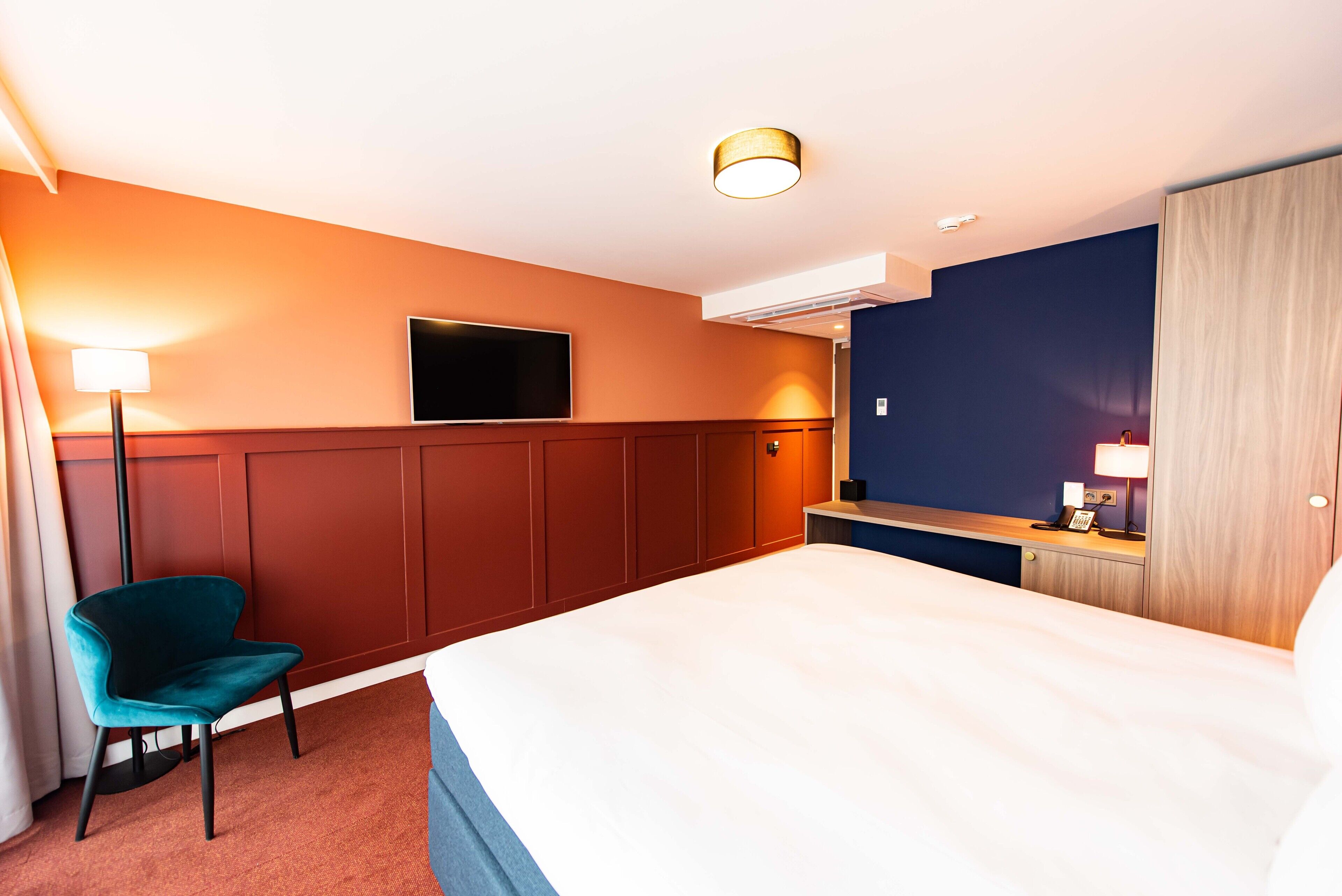 pillow-top beds, minibar, in-room safe, desk