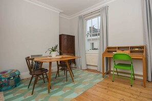 Apartment (1 Bedroom) | Private kitchen | Full-size fridge, microwave, oven, stovetop - Modern 1 Bedroom Apartment Near Victoria Street (London)