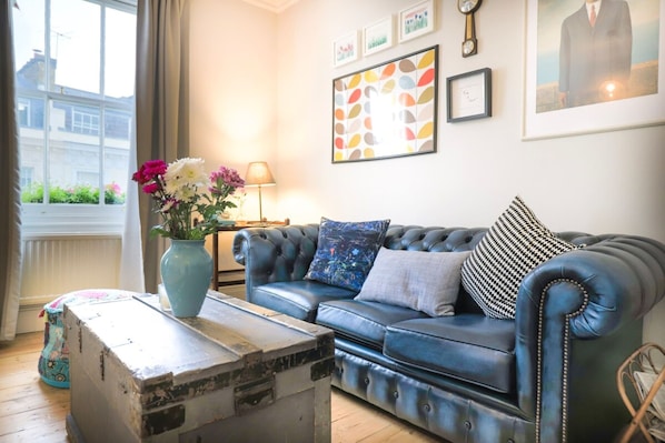 Apartment (1 Bedroom) | Living room - Modern 1 Bedroom Apartment Near Victoria Street (London)