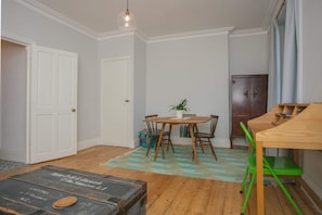 Apartamento (1 Bedroom) | 1 quarto, roupas de cama premium, escrivaninha