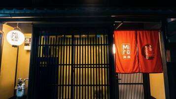 Vista frontal de la propiedad por la tarde o noche