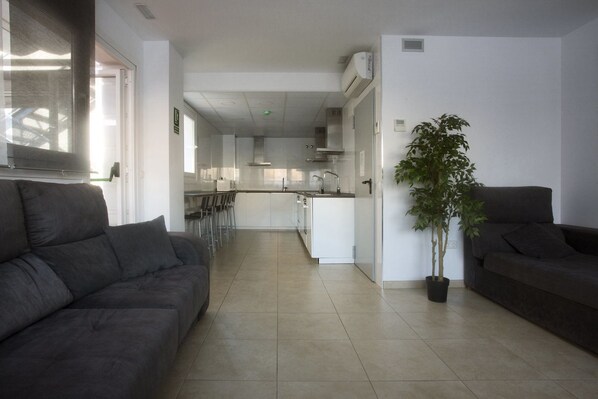 Täysikokoinen jääkaappi, mikroaaltouuni, uuni, liesi