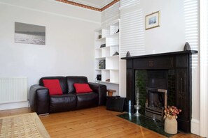 Apartment (2 Bedrooms) | Living room | 24-inch TV with digital channels