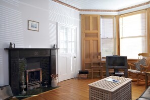 公寓 (2 Bedrooms) | 客廳 | 24 吋電視連數碼電視頻道