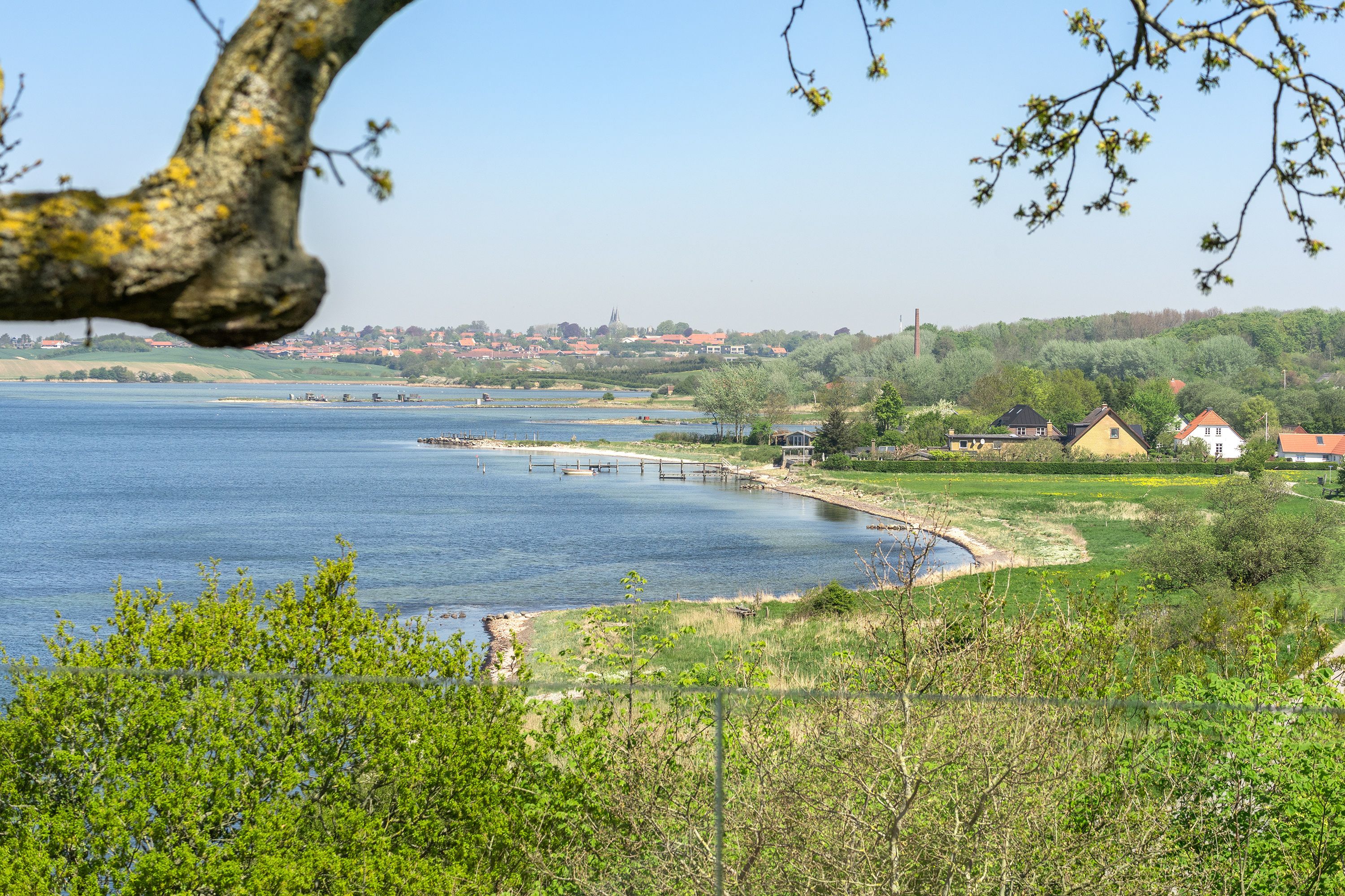 Aussicht auf einen Fluss mit Häusern und einer Brücke.