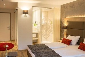 Dobbeltrom – comfort | Safe på rommet, skrivebord, blendingsgardiner og lydisolert