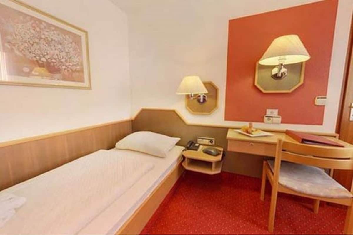 Standard Single Room | Peti besi dalam bilik, meja, langsir/tirai gelap terus, kalis bunyi