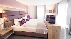 Kahden hengen comfort-huone | Tallelokero huoneessa, työpöytä, pimennysverhot, äänieristys