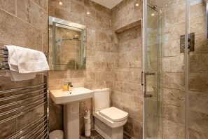 Apartment (2 Bedrooms) | Bathroom | Separate bathtub and shower, hair dryer, towels, soap - Blackfriars Residence - Beautiful Home (Edinburgh)