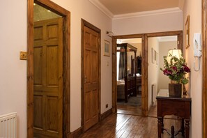 2 عدّة غرف نوم وأغطية فراش متميزة ومساحة عمل للكمبيوتر المحمول