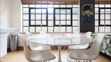 House (3 Bedrooms) | In-room dining