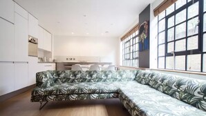 Living area - 3 Bedroom Contemporary Home In Shoreditch (London)