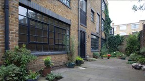 Property grounds - 3 Bedroom Contemporary Home In Shoreditch (London)