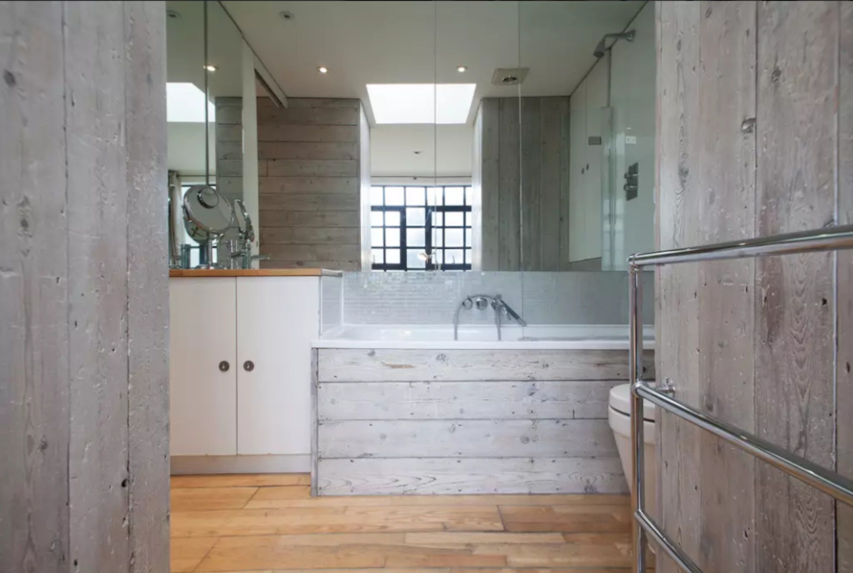 House (3 Bedrooms) | Bathroom | Separate bathtub and shower, free toiletries