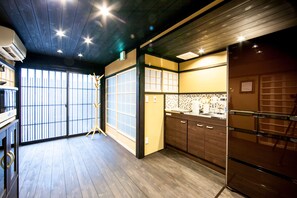 ตู้เย็น, ไมโครเวฟ, เตาประกอบอาหาร, เครื่องชงกาแฟ/ชา