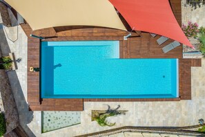 Seasonal outdoor pool, pool umbrellas, sun loungers - Les Alizés Résidence & Spa  (Monticello)