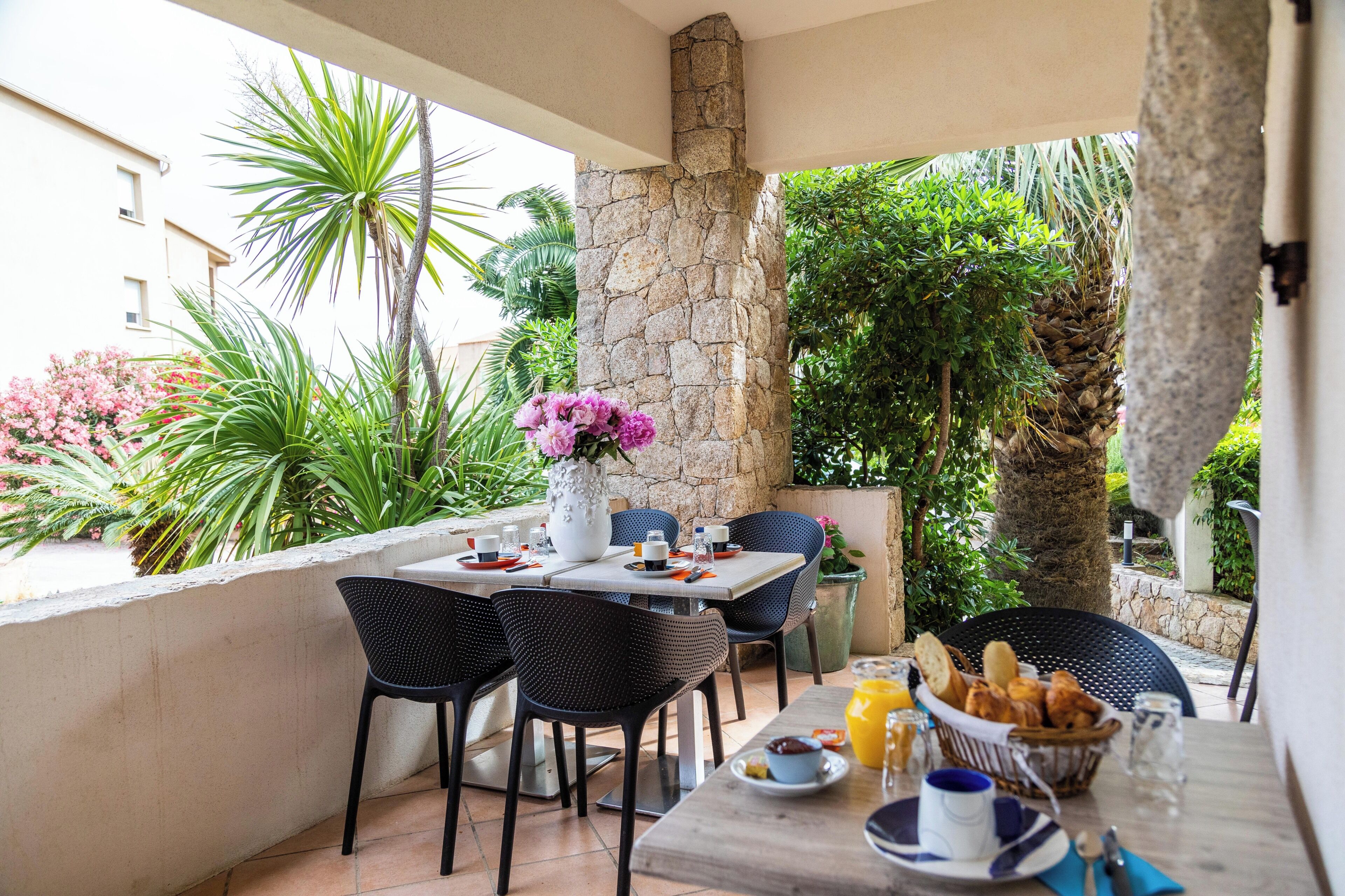 Daily continental breakfast (EUR 16 per person)