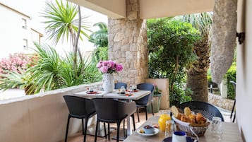 Daily continental breakfast (EUR 16 per person)