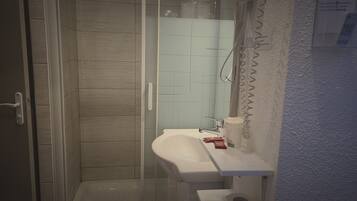 Double Room, Ensuite, Mountain View | Blackout drapes, free WiFi