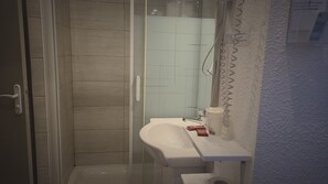 Habitación doble, baño en la habitación, vista a la montaña | Cortinas blackout y wifi gratis 