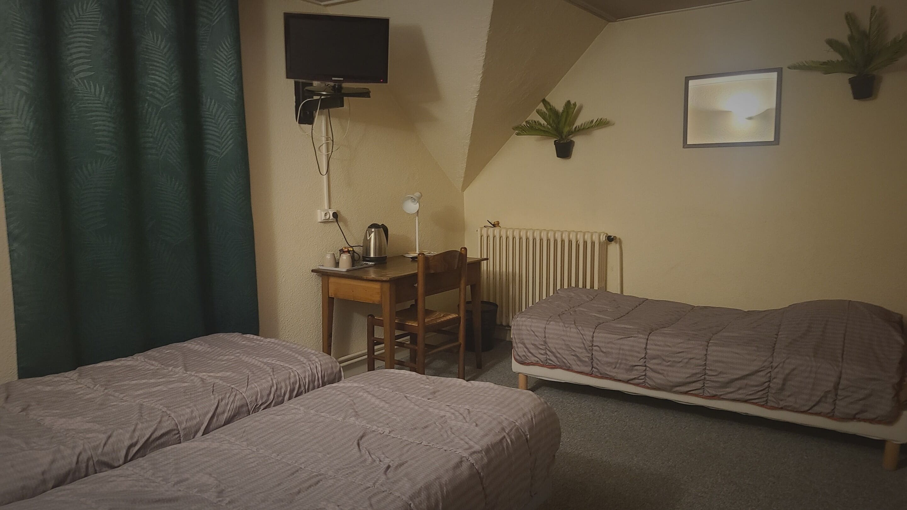 Habitación triple, baño en la habitación | Cortinas blackout y wifi gratis 