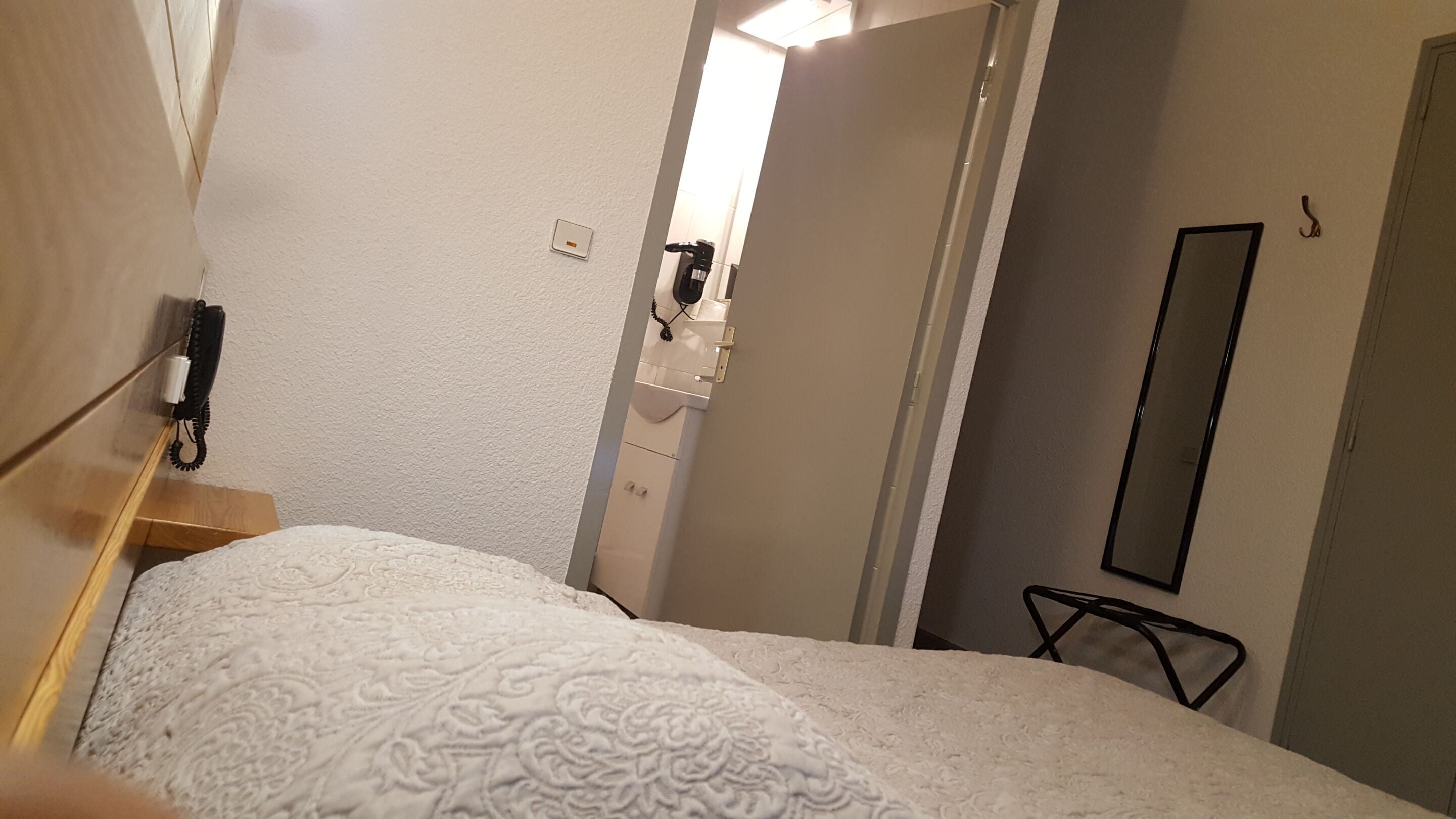 Habitación doble, baño en la habitación, vista a la montaña | Cortinas blackout y wifi gratis 