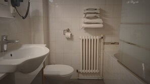 Basic Twin Room, Ensuite - Hôtel Restaurant Glaizette (L'Argentiere-la-Bessee)