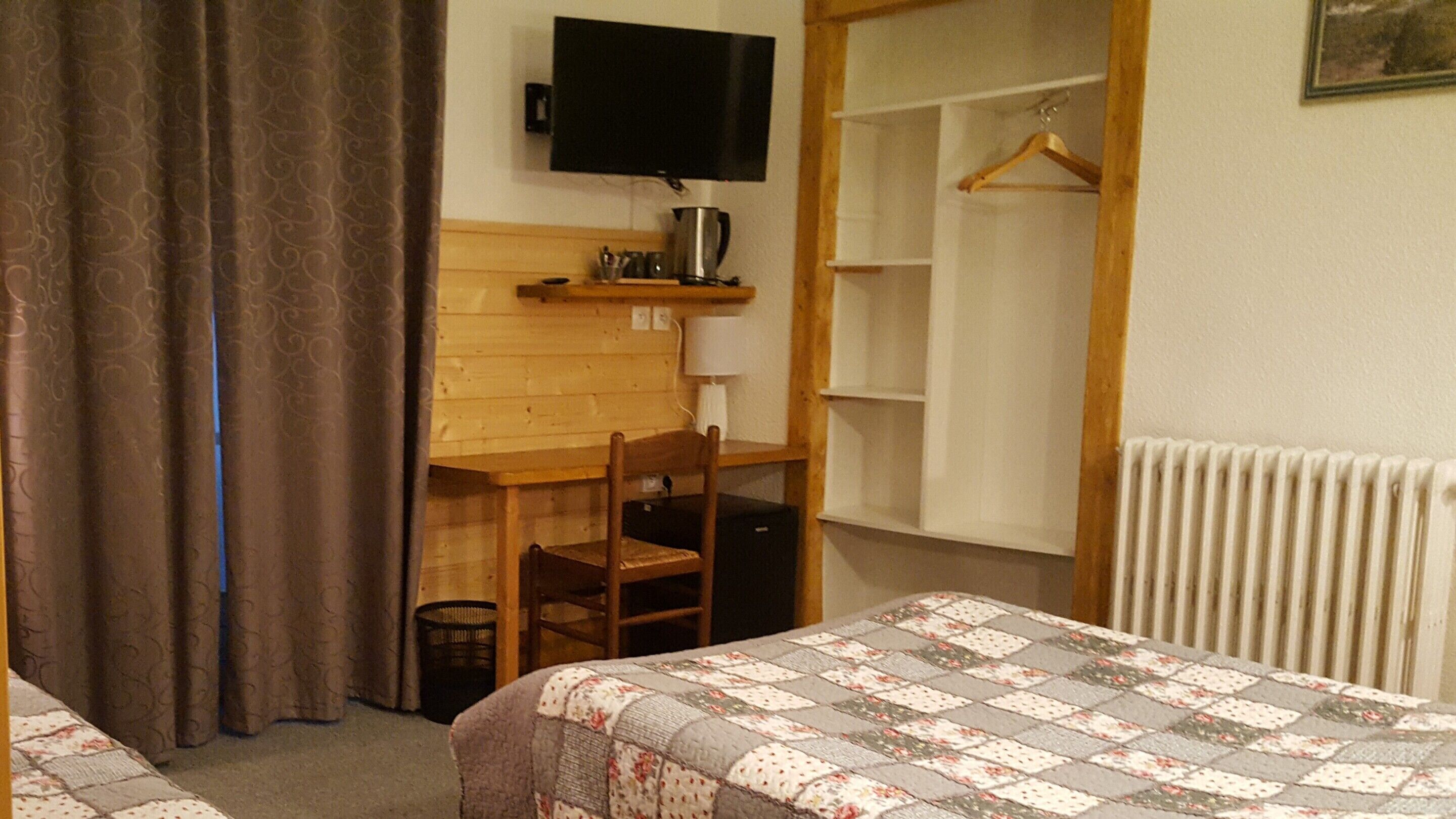 Habitación cuádruple, baño en la habitación | Cortinas blackout y wifi gratis 