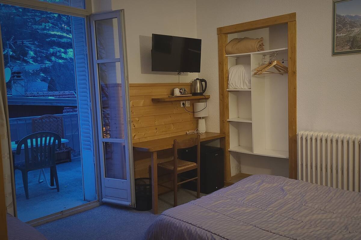 Quarto quádruplo conforto, vista para a montanha | Cortinas blackout, Wi-Fi de cortesia