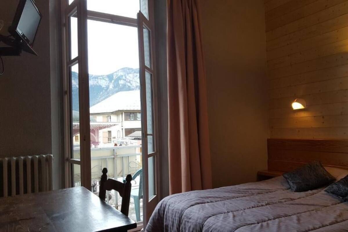 Quarto casal conforto, sacada, vista para a montanha | Cortinas blackout, Wi-Fi de cortesia