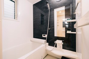 Ferienhaus (Private Vacation) | Badezimmer | Duschwanne, kostenlose Toilettenartikel, Haartrockner, Bademäntel