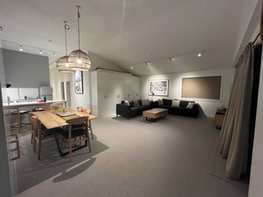 奢華公寓, 2 間臥室, 山景 | 客廳 | 平面電視、遊戲機、DVD 播放機、iPod 插座