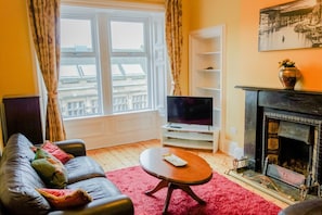 Huoneisto (2 Bedrooms) | Olohuone | 22–tuumainen televisio, jossa digitaalikanavat