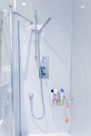 Apartment (2 Bedrooms) | Bathroom | Separate tub and shower, free toiletries, hair dryer, towels - Newly Furnished Flat on Leith Walk, Sleeps 4 (Edinburgh)